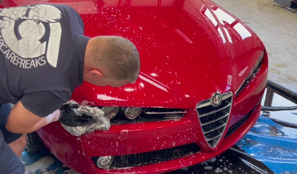 Autoshampoo på bilen