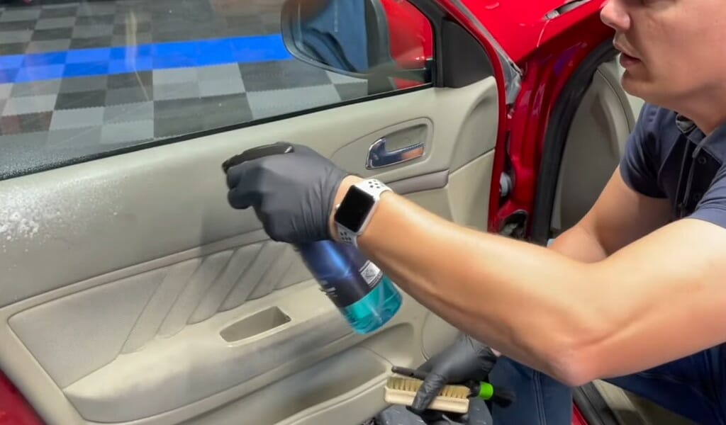 Auto Glanz Plastic Cleaner vinylrens sprøjtes på